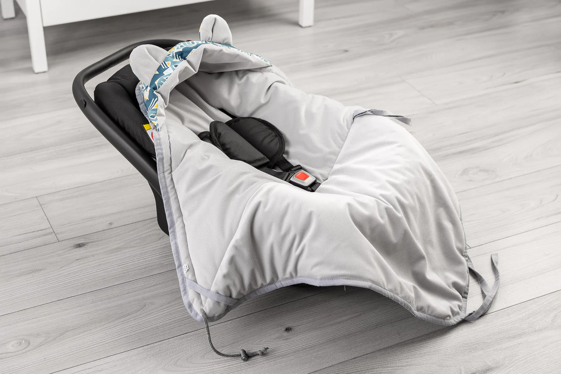 Otulacz do fotelika 90x90 cm Velvet Ornament Granatowy Otulacz_do_fotelika_Velvet_Ornament_granatowy4