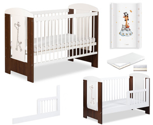 Łóżeczko drewniane 120x60 z Barierką z Materacem z Przewijakiem Białe Orzech ŻYRAFKA